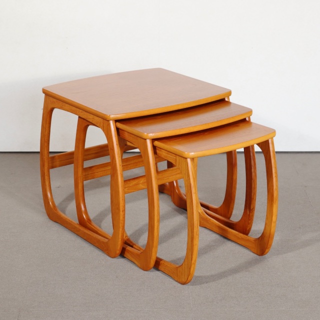 ネイサンネストテーブル。チーク材の美しい木目が印象的なヴィンテージ。高級感ある一台。