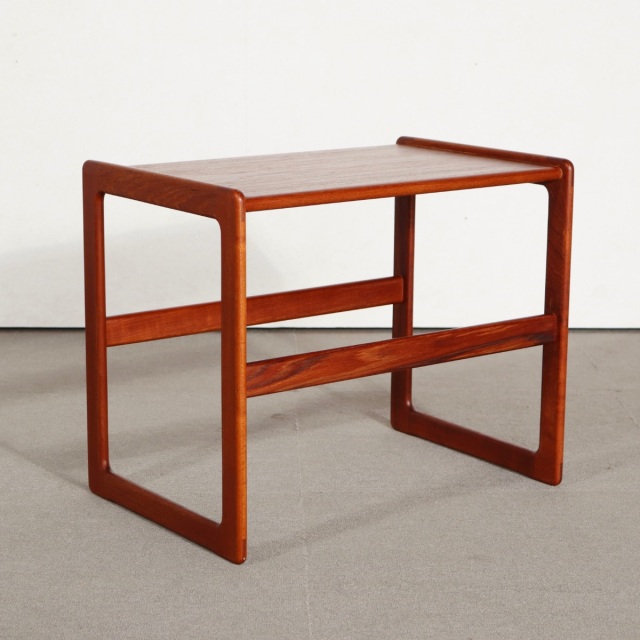 デンマーク製サイドテーブル。チーク材の木目が際立つヴィンテージ。所有する価値ある一品。