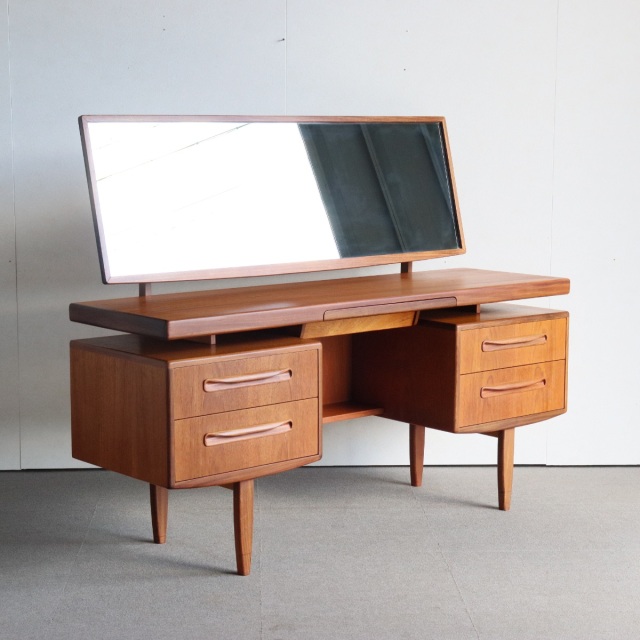 ジープランG-PLAN ドレッサー 「鏡の製造革命に触発された職人たち」