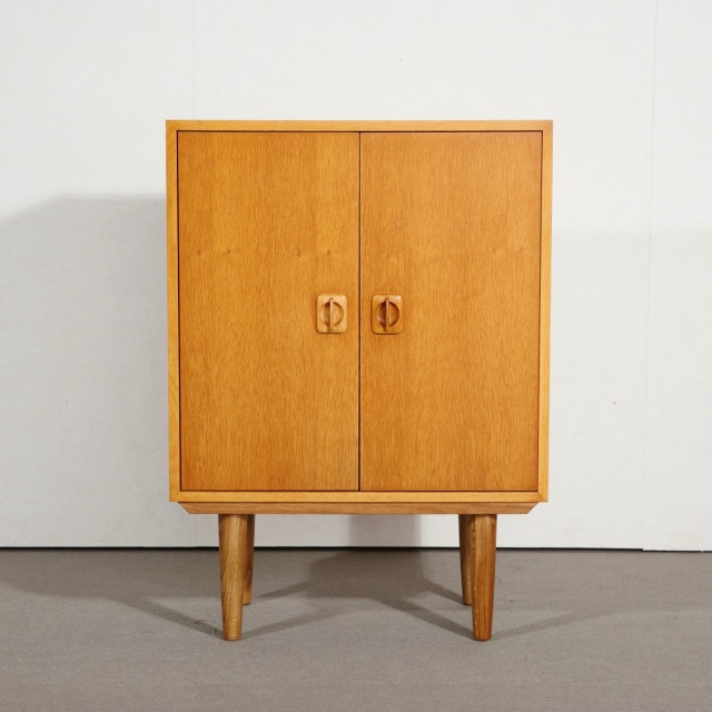 デンマーク製キャビネット。オーク材の自然な艶が映えるヴィンテージ。空間を引き立てる。