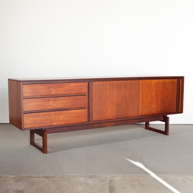 送料込み 【息子よ！店長のお話】ホワイトアンドニュートン製サイドボード