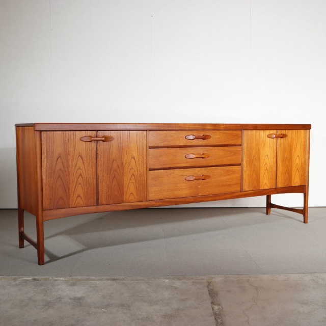 英国ヴィンテージ家具 NATHAN（ネイサン）｜誠実な造りと端正なチーク