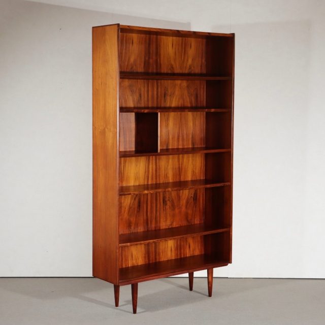 デンマーク製ブックケース。上質な木目が魅力のヴィンテージ家具。所有欲を満たす存在。