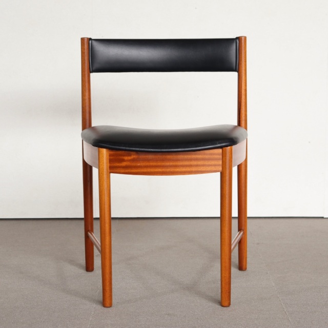 マッキントッシュMCINTOSHダイニングチェア。チーク材にブラックの座面が映える。