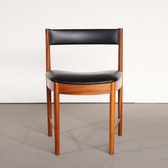 マッキントッシュMCINTOSHダイニングチェア。チーク材にブラックの座面が映える。