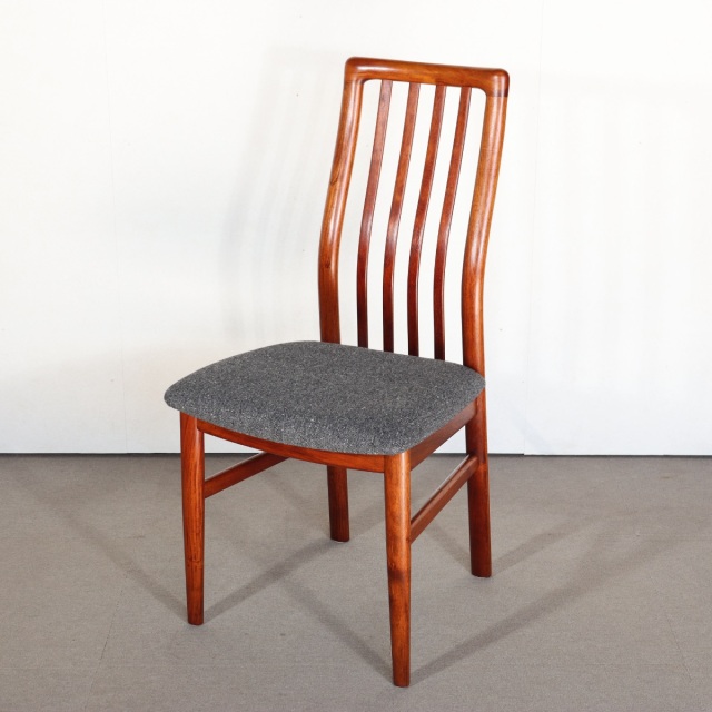デンマーク製のダイニングチェア。穏やかな艶をまとったチーク材北欧ヴィンテージ。品のある佇まいが美しい。