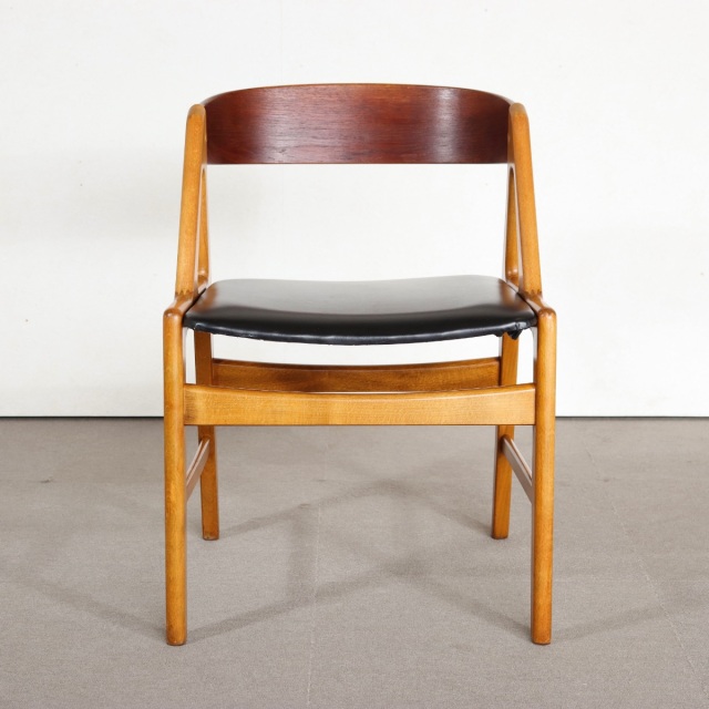 デンマーク製ダイニングチェア。チーク材にブラックの座面が映える。