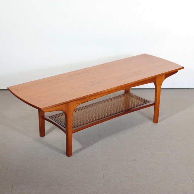 ジェンティーク製コーヒーテーブル。木の温もりを感じるチーク材北欧ヴィンテージ。柔らかな雰囲気を纏う一台。