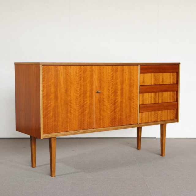 WilhelmWilkeningサイドボード。チーク材の自然な質感が映えるヴィンテージ。洗練された佇まい。