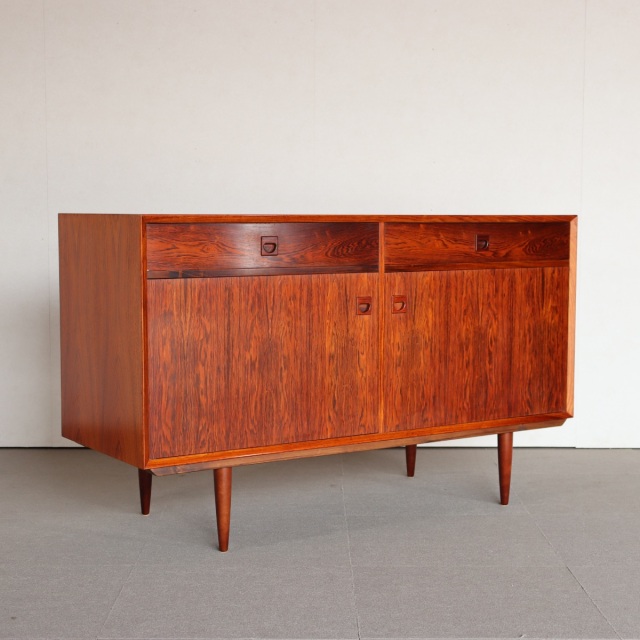 デンマーク製サイドボード。ローズウッドの高級感漂うヴィンテージ家具。上品な仕上がりが印象的。