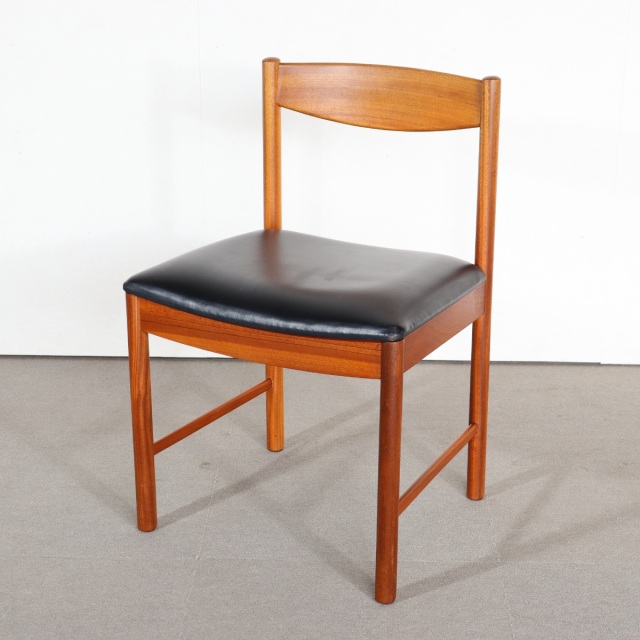 マッキントッシュMCINTOSHダイニングチェア。チーク材にブラックの座面が映える。