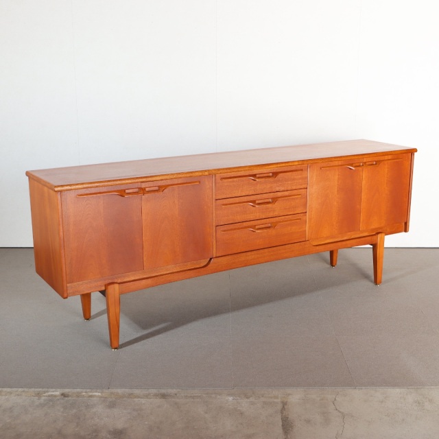 ジェンティーク製サイドボード。チーク材の穏やかな艶が美しい北欧ヴィンテージ。自然な美しさが際立つ。