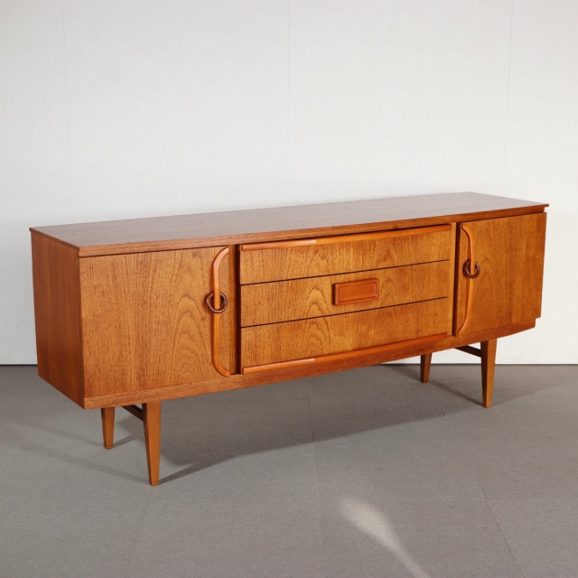 ビューティリティ製サイドボード。チーク材の木目が柔らかく映える北欧ヴィンテージ。品のある空気を纏う。