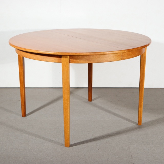 デンマーク製ダイニングテーブル。チーク材の穏やかな艶が美しいヴィンテージ。価値ある一台。