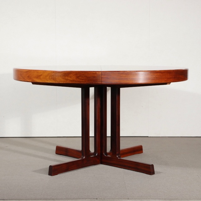 デンマーク製ダイニングテーブル。上品な佇まいが印象的なヴィンテージ家具。高級感ある存在。