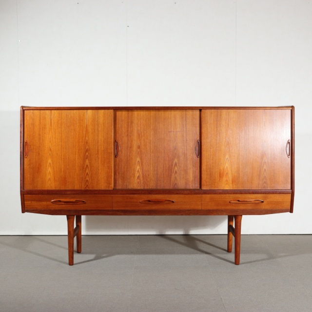 デンマーク製ハイボード。チーク材の自然な艶が映えるヴィンテージ。存在感ある佇まい。