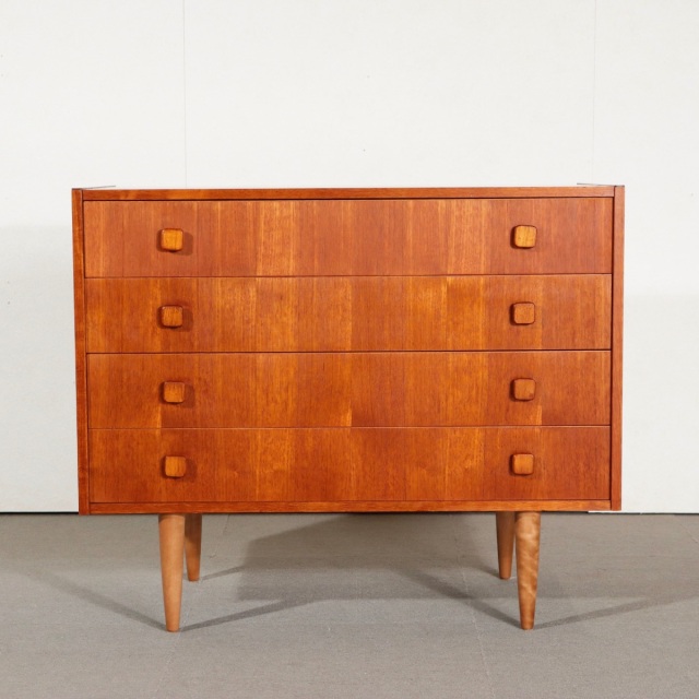 デンマーク製チェスト。チーク材の深みある色合いが魅力のヴィンテージ。洗練された存在。