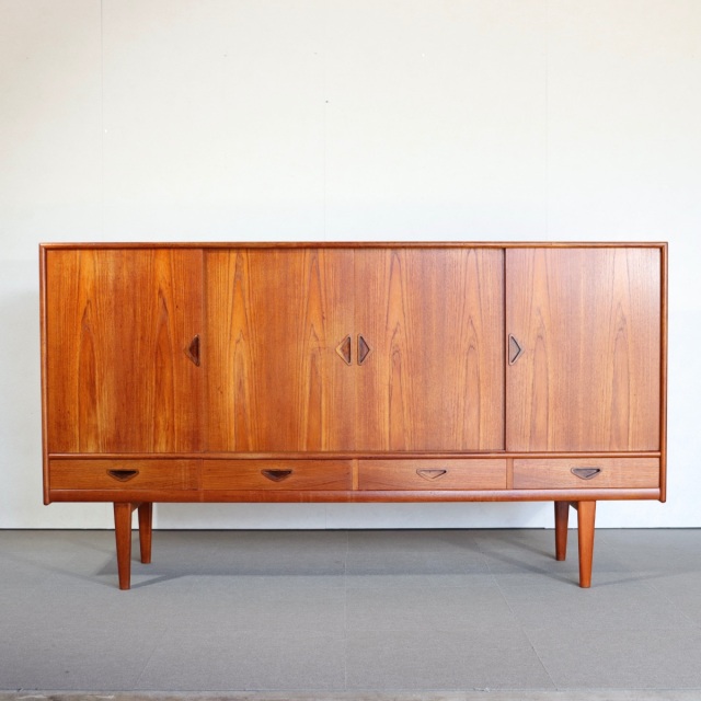 デンマーク製ハイボード。チーク材の木目が豊かなヴィンテージ。空間を引き締める一台。