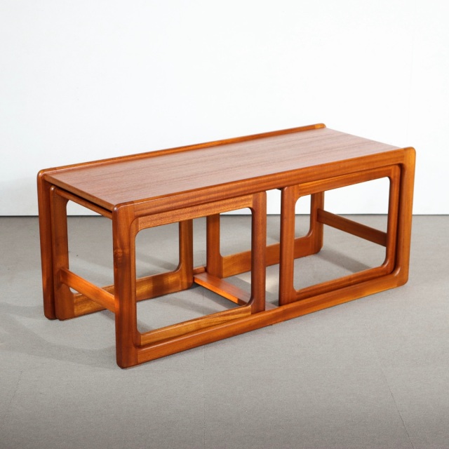 マッキントッシュ製ネストテーブル。チーク材の自然な風合いが魅力の北欧ヴィンテージ。静かな美しさ。