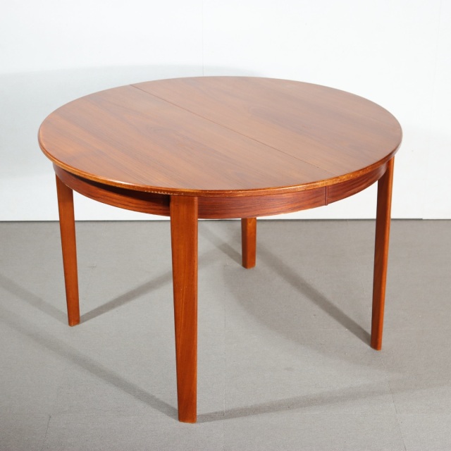 デンマーク製ラウンドダイニングテーブル。木の個性が感じられるチーク材北欧ヴィンテージ。自然体の魅力を放つ。