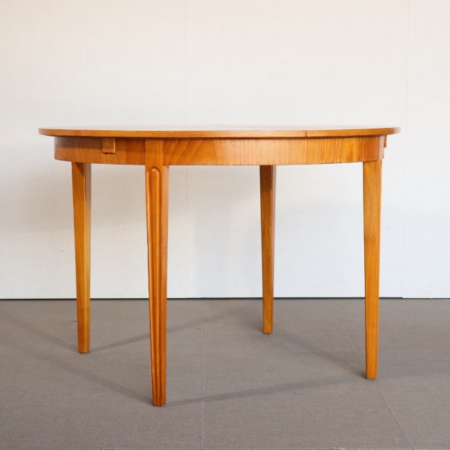 デンマーク製ダイニングテーブル。高級感ある仕上がりのヴィンテージ家具。空間に映える。