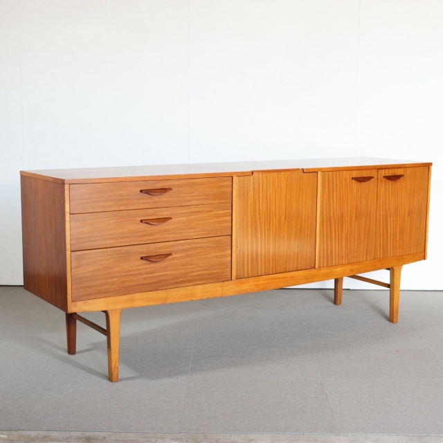 ネイサンNATHAN製サイドボード。時を重ねたチーク材の色合いが美しい北欧ヴィンテージ。落ち着きある一台。