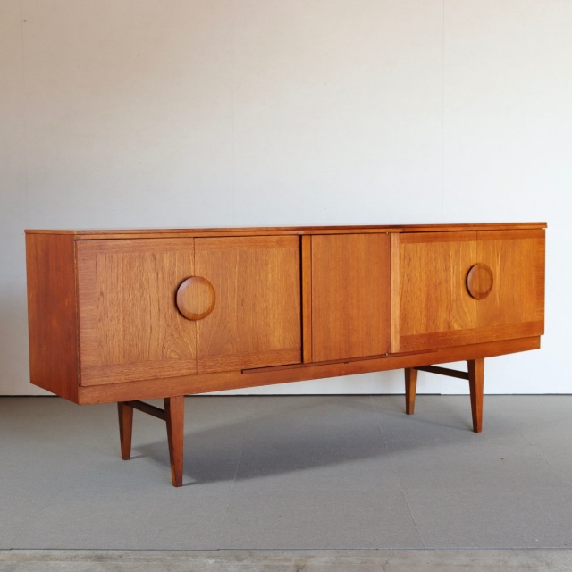 ビューティリティbeautility製サイドボード。木目の流れが美しいチーク材北欧ヴィンテージ。静かな美しさが際立つ。