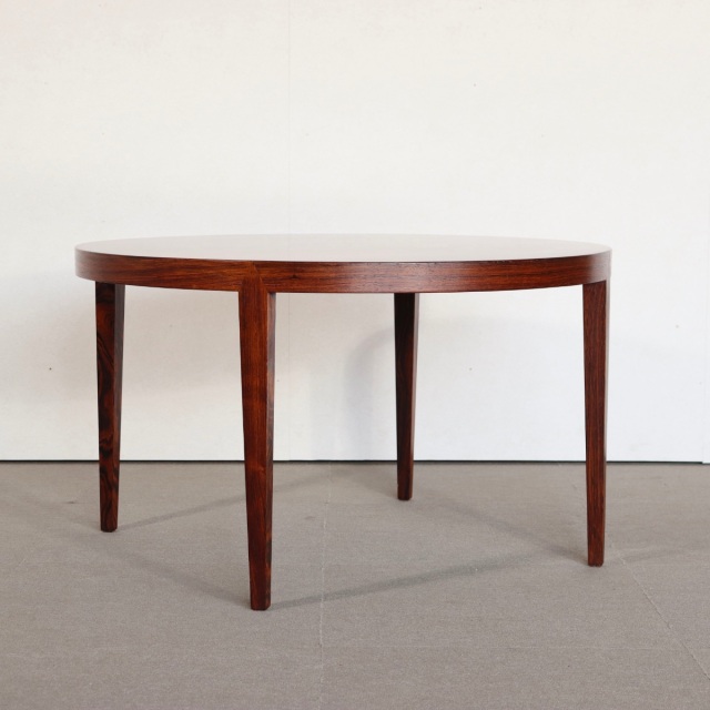 コーヒーテーブルbySeverinHansen。ラウンド型でローズウッドが美しい。