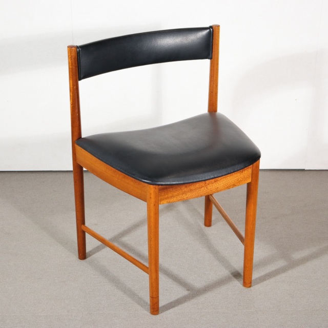 マッキントッシュ製ダイニングチェア。チーク材の柔らかな艶が空間に溶け込む北欧ヴィンテージ。穏やかな存在感。