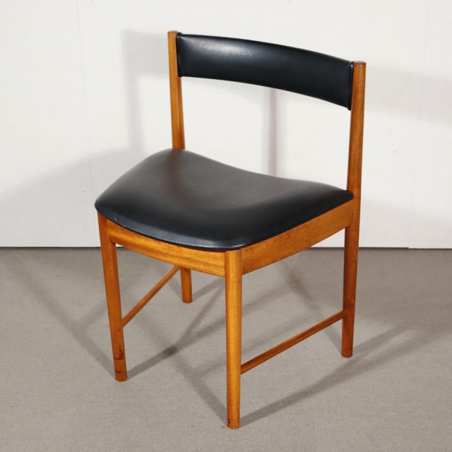 マッキントッシュ製ダイニングチェア。チーク材の柔らかな艶が空間に溶け込む北欧ヴィンテージ。穏やかな存在感。