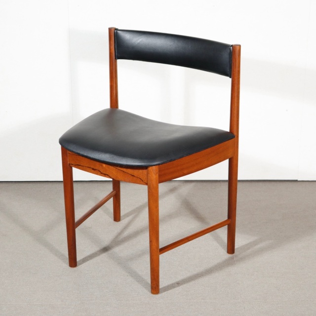 マッキントッシュ製ダイニングチェア。木の温もりを感じるチーク材北欧ヴィンテージ。自然な艶が心地よい。