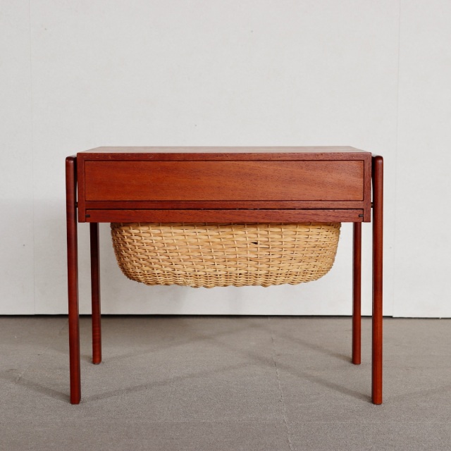 デンマーク製ソーイングテーブル。チーク材の自然な質感が美しいヴィンテージ。上質な存在感。