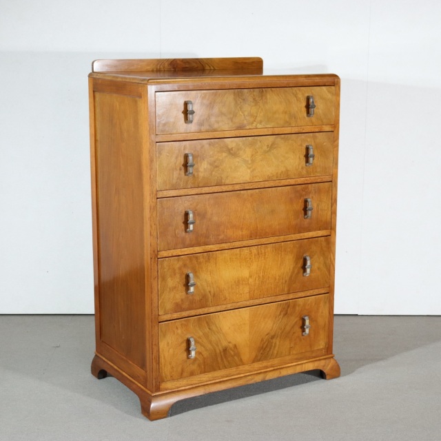 アールデコのチェスト。木目の流れが美しいアンティーク。静かな美しさが際立つ。