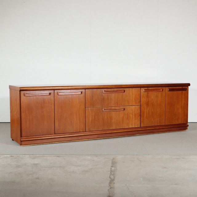 メレデューMEREDEW製ローボード。深みのある艶を持つチーク材北欧ヴィンテージ。控えめな上質感。