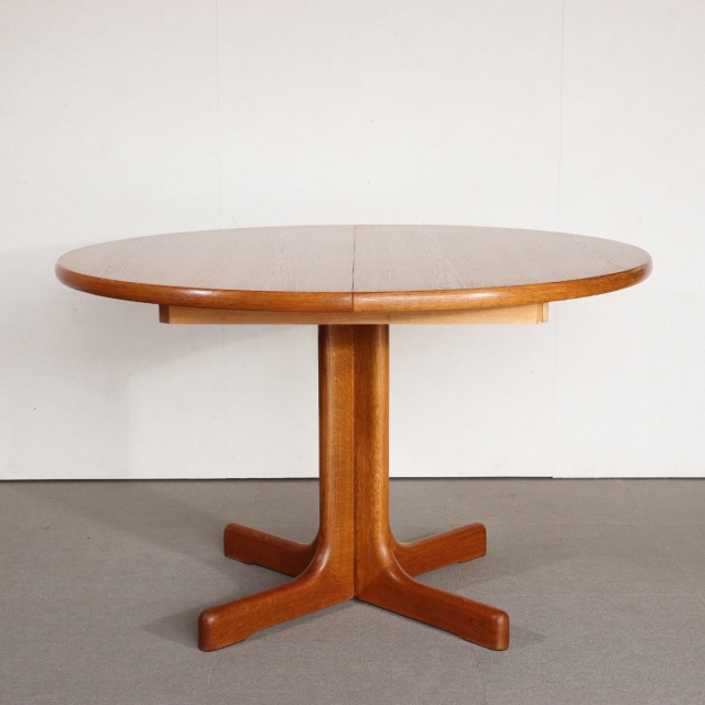 デンマーク製ラウンドダイニングテーブル。高級感ある佇まいのヴィンテージ家具。空間に映える。