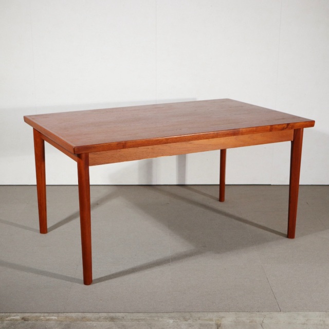 北欧デンマーク製ダイニングテーブル。チーク材の穏やかな木肌が印象的な北欧ヴィンテージ。落ち着いた一台。