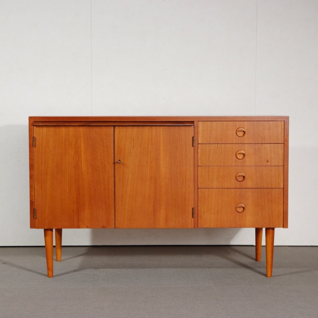 デンマーク製サイドボード。チーク材の美しい木目が際立つヴィンテージ。所有価値の高い一品。