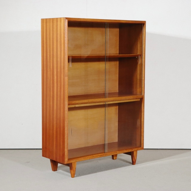 ビーバーアンドタプレイのブックケース。木目の表情がやさしいチーク材北欧ヴィンテージ。空間に静けさを添える。