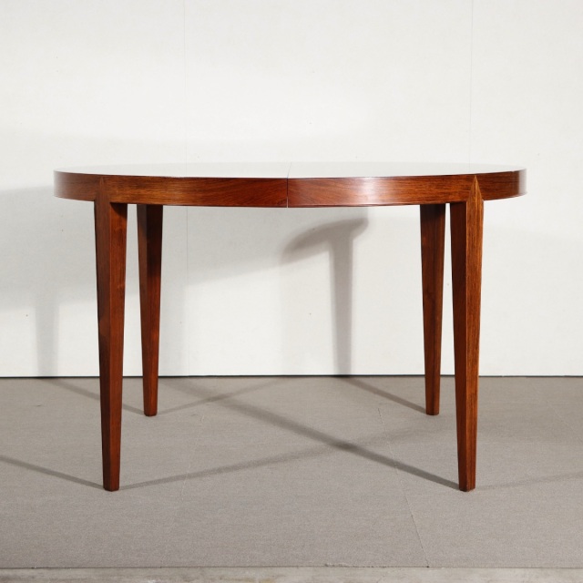 ダイニングテーブルbySeverinHansen。穏やかな色合いと自然な質感が魅力のヴィンテージ家具。静かな存在感が際立つ。 