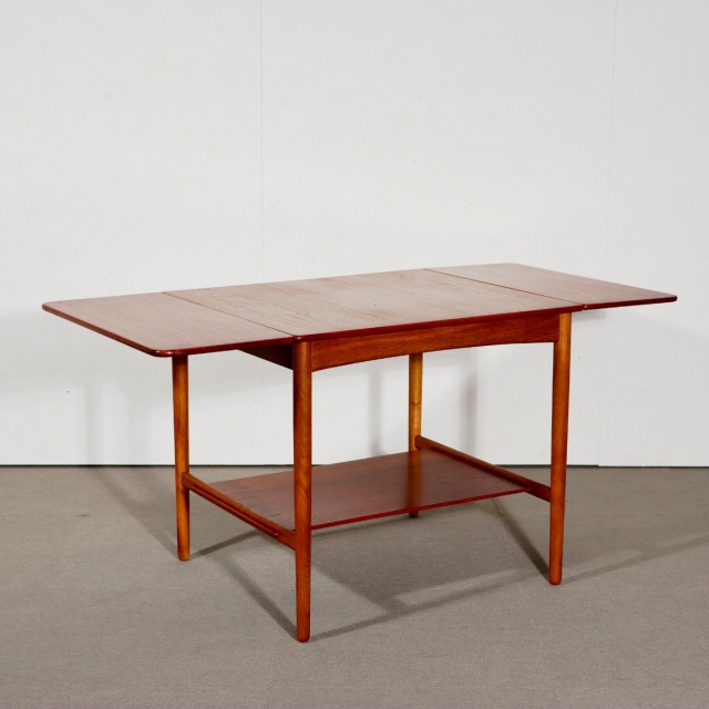 ハンスウェグナーのソーイングテーブル。木目の流れが美しく映えるヴィンテージ家具。控えめな品格を感じる仕上がり。 