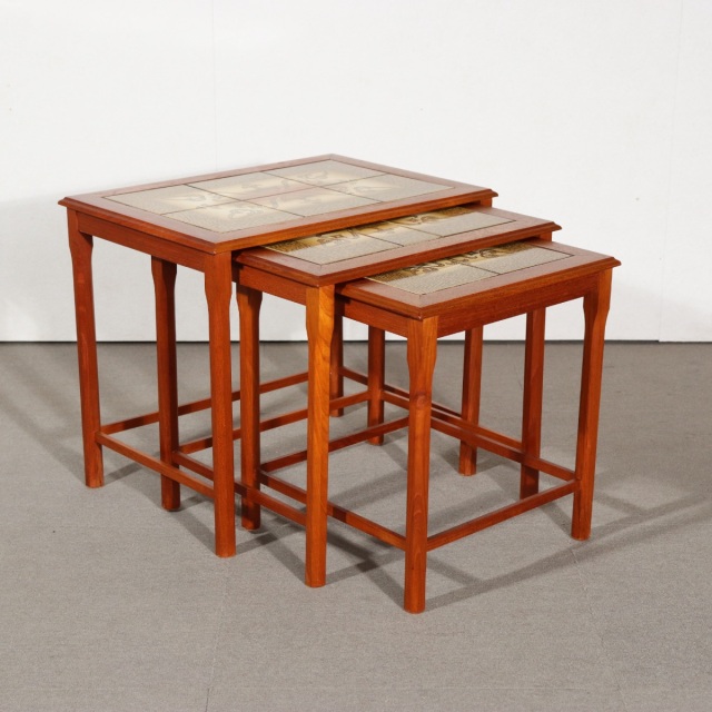 デンマーク製ネストテーブル。美しいタイルが印象的なヴィンテージ家具。落ち着いた佇まいが空間に上品さをもたらす一台。 
