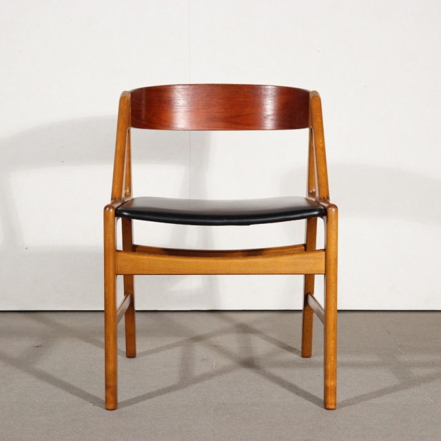 ダイニングチェアbyHenningKjaernulf。オーク材とチーク材にブラックの座面が映える。