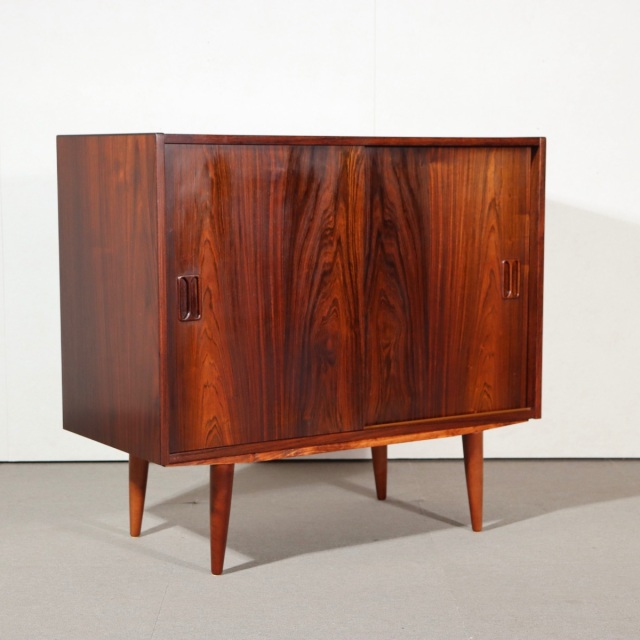 北欧デンマーク製キャビネット。ローズウッドの木目が穏やかに映える北欧ヴィンテージ。落ち着いた空気を纏う。