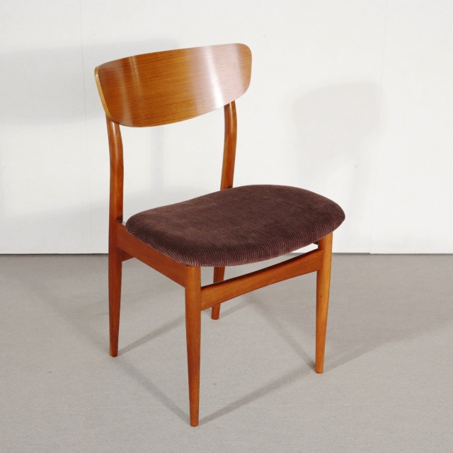 ダイニングチェア。チーク材の色合いが美しい北欧ヴィンテージ。時の流れを感じる佇まい。