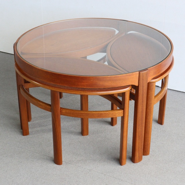 ネイサンNathanのネストテーブル