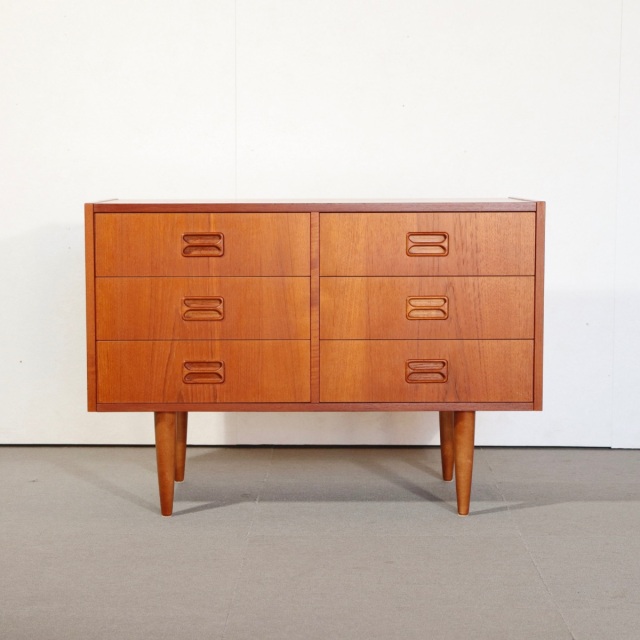 デンマーク製チェスト。深みのある色味と木目が魅力のヴィンテージ家具。穏やかな空気感を纏う一台。