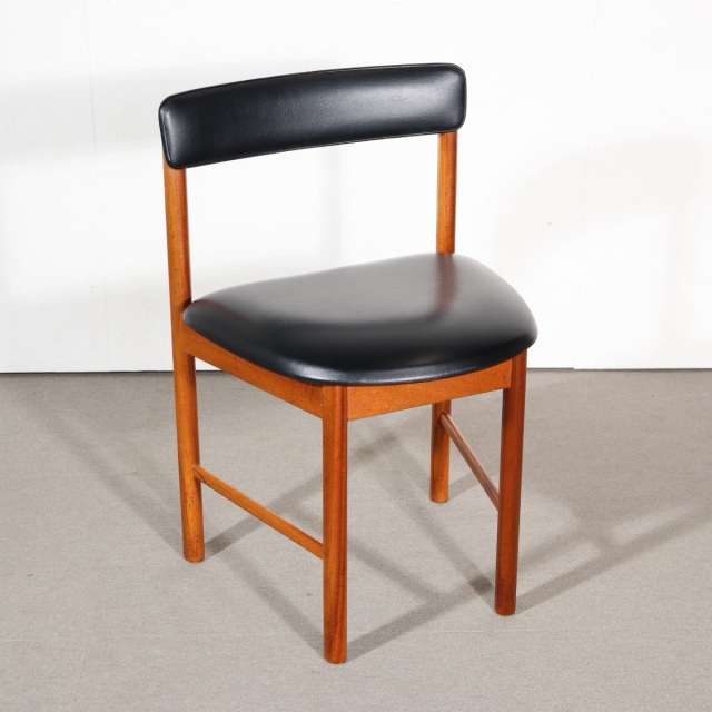 マッキントッシュ製ダイニングチェア。木の温度を感じるチーク材北欧ヴィンテージ。柔らかな佇まいが印象的。