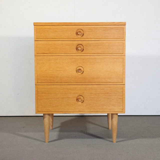 スウェーデン製チェスト。柔らかな木目が印象的なヴィンテージ家具。静かな美しさが際立つ佇まい。 