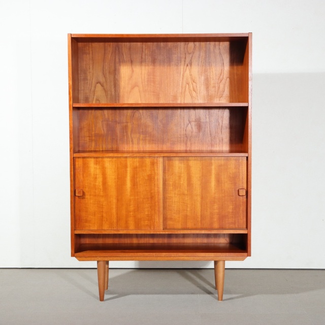 デンマーク製キャビネット。上品な木目と穏やかな質感が魅力のヴィンテージ家具。静かな空気をまとった一台。 