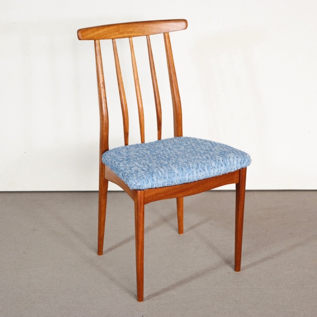 ションヘル織機で作った生地を座面に使用したヴィンテージダイニングチェア。